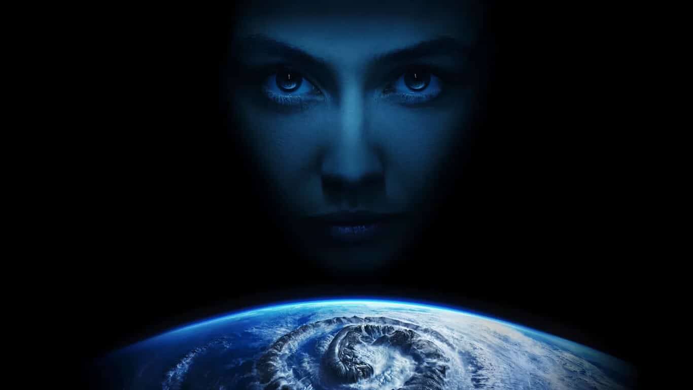 Rosto feminino observado sobre o planeta Terra na série Alien Earth do Disney+