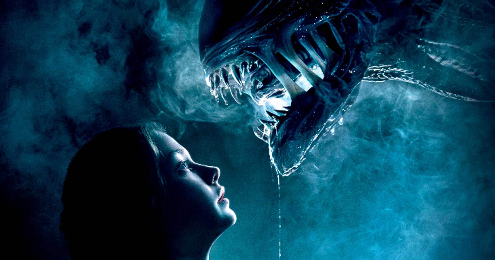 Xenomorfo encarando de perto uma mulher na série Alien Earth